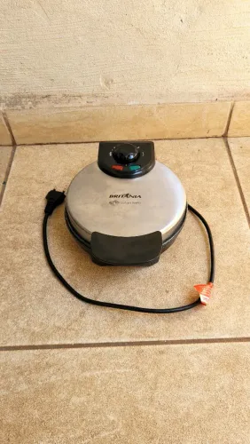 Máquina de waffle golden britânia 127v