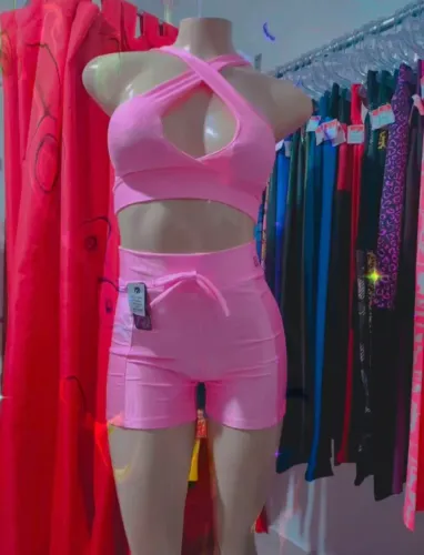 Conjunto de short e top para academia