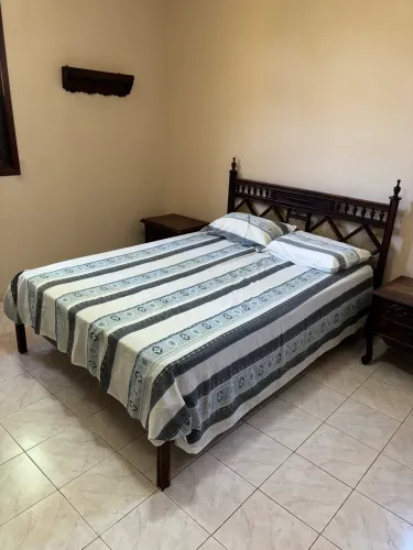 Cama casal de madeira com colchão