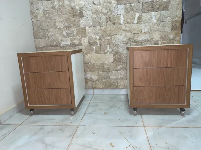 CRIADOR MUDO , MESA DE CABECEIRA DE MDF