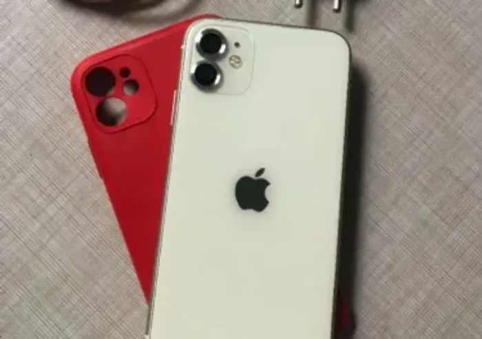 Iphone 11 branco 64gb- R$ 750 - precisa reparo.