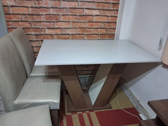 Conjunto de mesa com 4 cadeiras