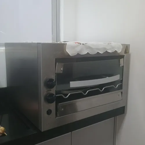 Churrasqueira titan elétrica a gás com espetos giratórios