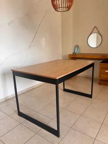 Mesa para 4 lugares ( CADEIRAS NÃO INCLUSAS )