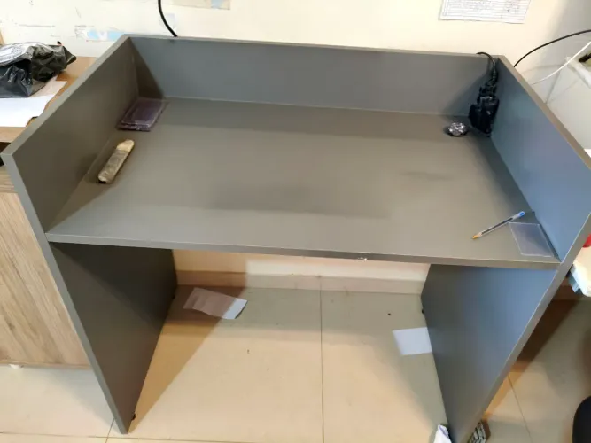 Mesa de escritório cinza bem conservada