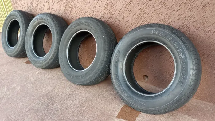 Vendo jogo de pneus pra camionete meia vida 265/65 aro 17