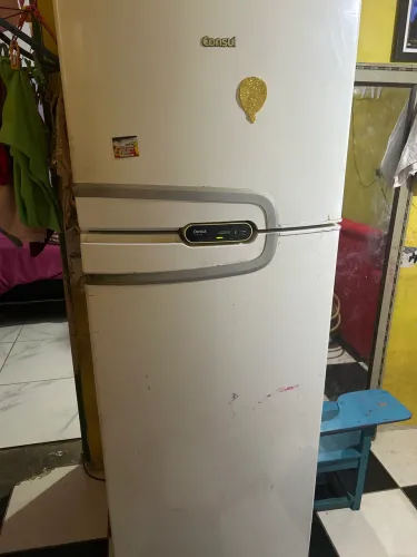 Geladeira com defeito gelando só a parte de cima 
