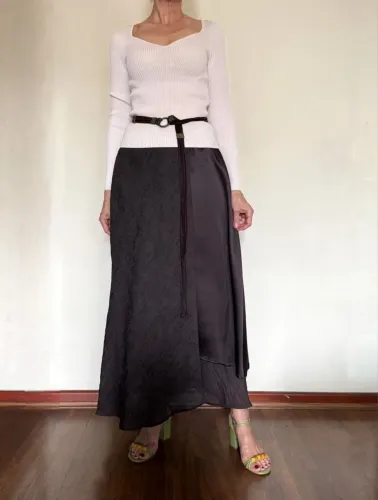 saia midi assimétrico + cinto fino