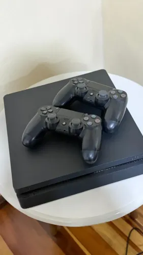 Playstation 4 slim 1TB com 2 controles e 4 jogos