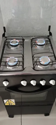 Fogão esmaltec funciona às 4 bocas e o forno certinho 