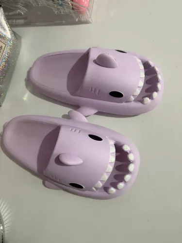 Chinelo nuvem tubarão