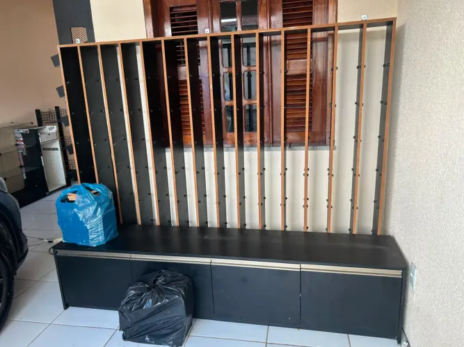 Expositor Colmeia Móvel Preto para Loja + Buffet 4 Portas + Prateleiras Removíveis