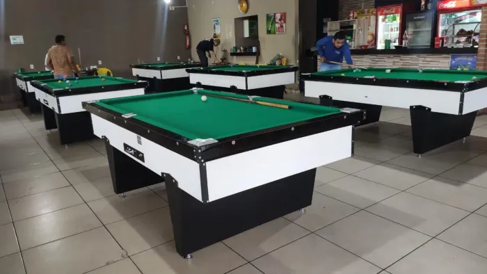 Mesa de sinuca completa 6 tacos um jogo de bola e bolão 50 fichas