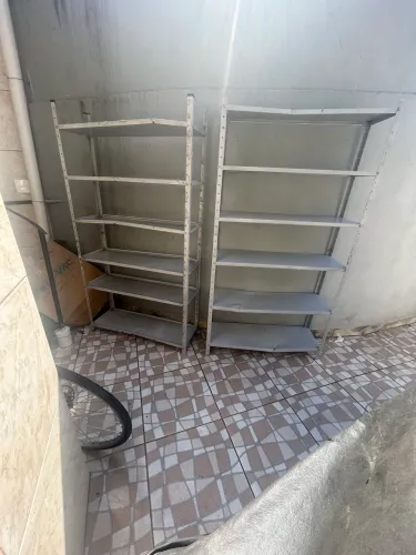 Duas Estantes de Ferro Prateleira