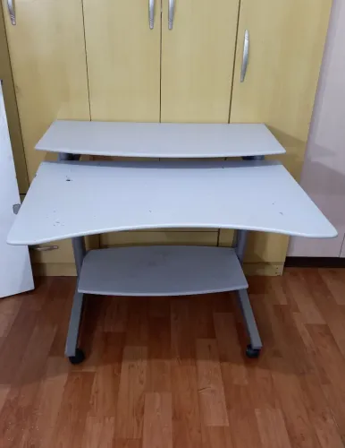 Vende se mesa de estudos, bairro portão.