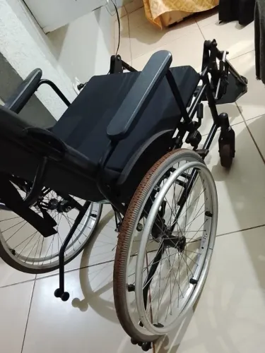 Vendo esta cadeira de rodas levanta ospe 