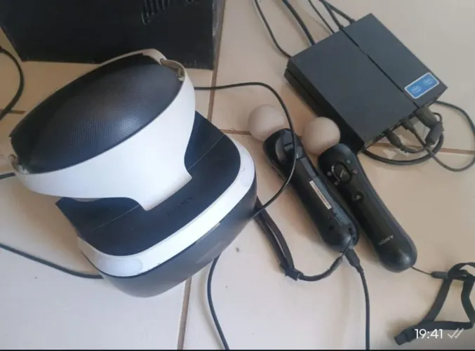 Óculos VR PS4 com 4 jogos , Astro bot, Ace combat, + dois Dvds com vários jogos 
