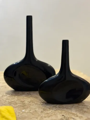 Par de Vasos Decorativos Esculturais em Vidro Preto (300 o par)