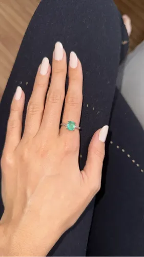 anel banhado a prata com pedra verde