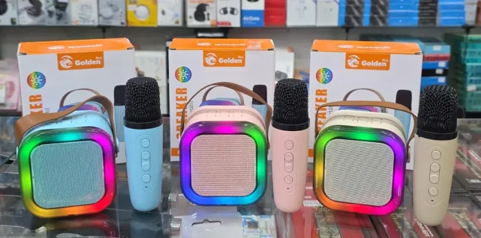Caixa de som com microfone karaokê