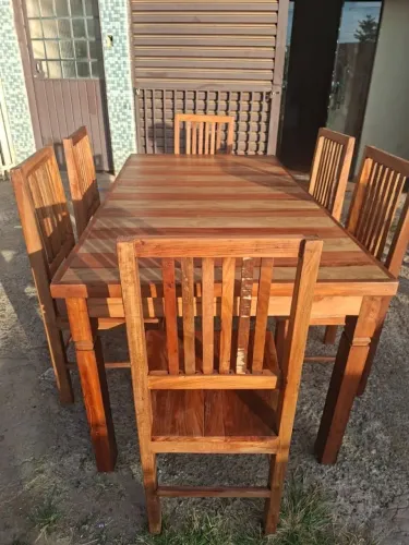 Mesa com 6 cadeiras tamanho da mesa 1.80 de comprimento valor 2.950 reais
