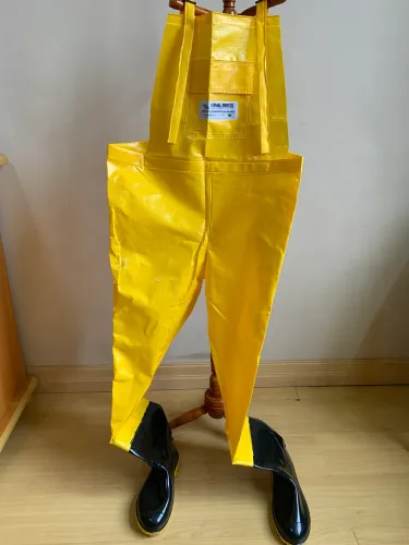 Jardineira Calça Saneamento KP500 Com Bota De PVC