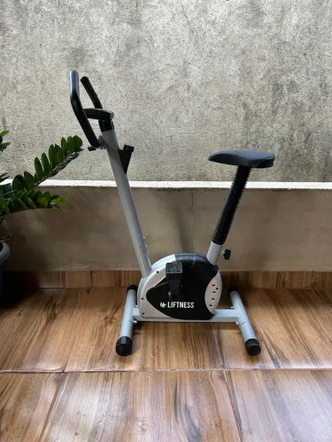 Bicicleta, umidificador e relógio