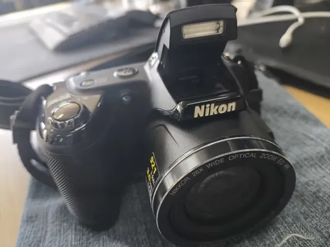Câmera Nikon Coolpix L810 16.1MP Super Zoom 26x + Cartão 4GB - Ótimo Estado
