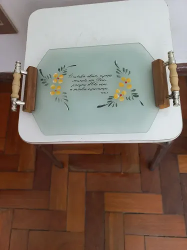 Bandeja de vidro jateado com braços em madeira