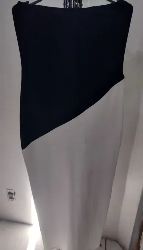 Vestido assimétrico tomara que caia