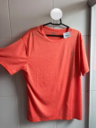 Camisa esportiva ainda na etiqueta - Tamanho M