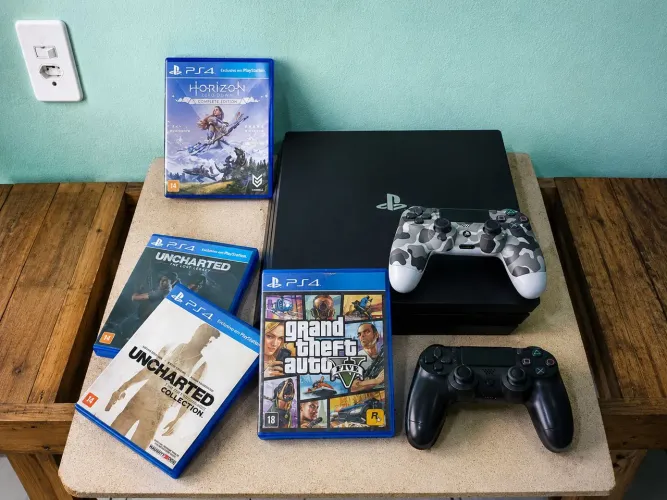 PS4 Pro 1TB + 2 Controles + 4 Jogos - Estado de Novo