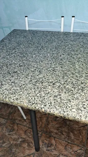 Mesa de mármore com 04 cadeiras