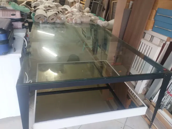 Mesa de vidro gigante 