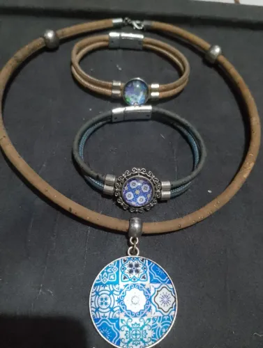 Cordão de cortiça com adereços
