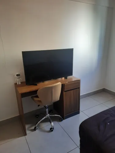 Conjunto Mesa escrivaninha e cadeira de escritório rodinhas 