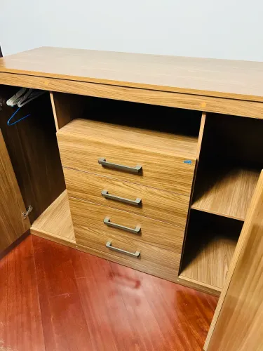 Cômoda com 4 gavetas e duas portas