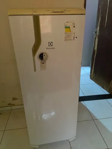 Geladeira em ótimo estado.