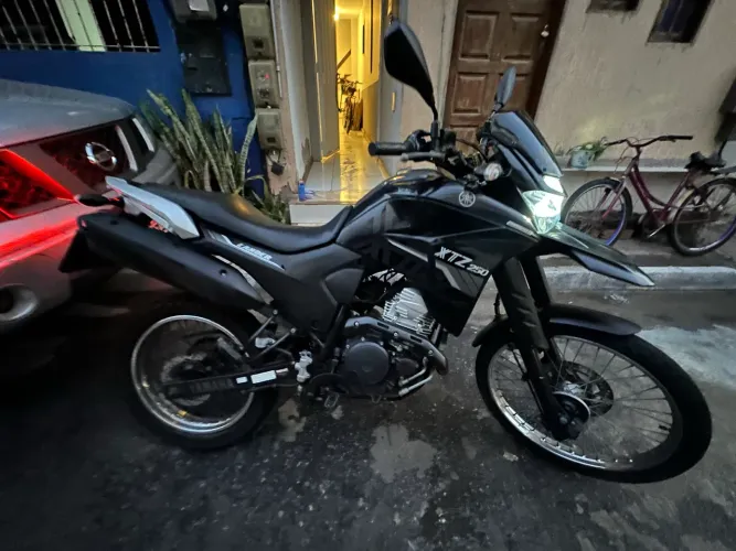 Vendo lander muito nova e com pouca quilometragem