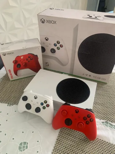 Xbox séries s com 2 controles para jogar gta6