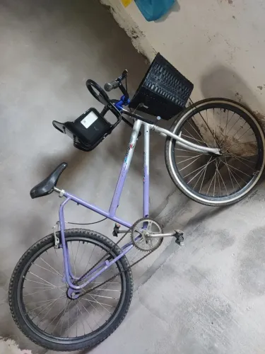 Bicicleta acompanha cadeirinha