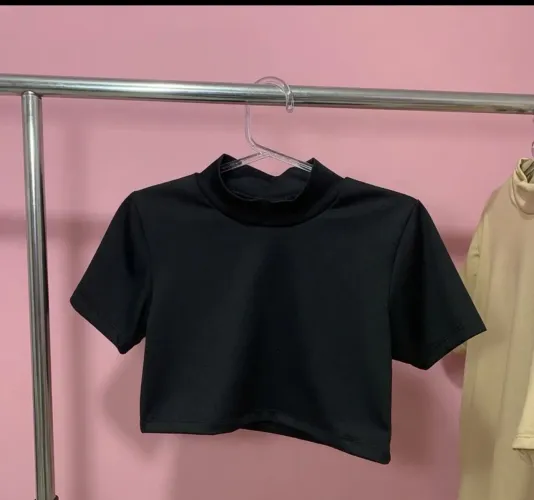 Cropped Preto Gola Alta Manga Longa - Lindo e Versátil