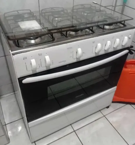 Doaçao Fogão a gás, seis bocas, branco.