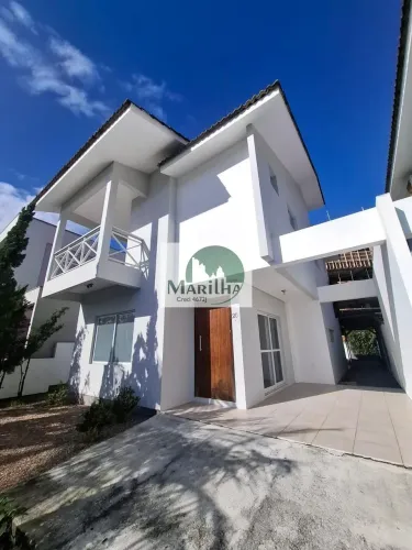 Casa espaçosa para locação anual em Cachoeira do Bom Jesus, Florianópolis, a 800m da praia