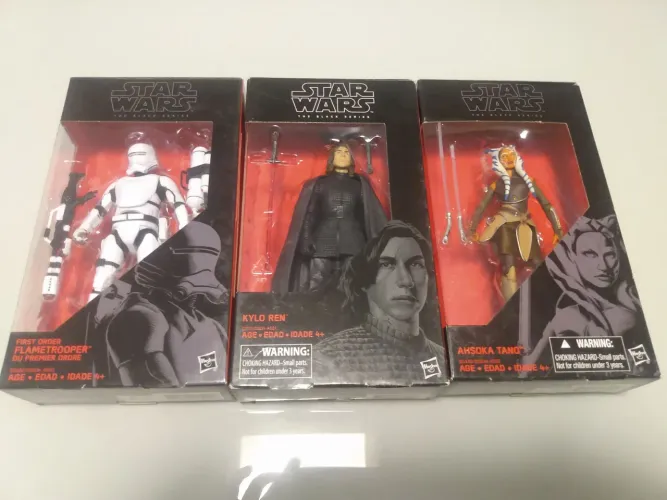 3 bonecos star Wars Black series( kilos Ren, ashoka tano e flame trooper