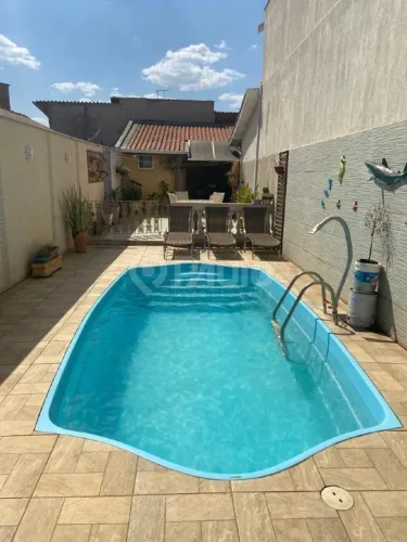 Casa à venda com piscina e excelente espaço Santa Terezinha