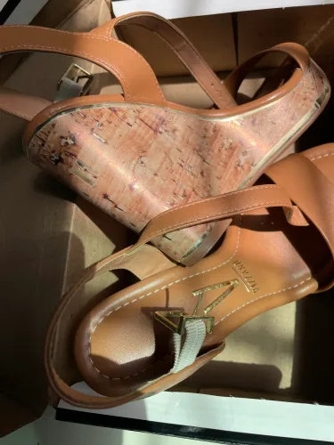 PAR DE SAPATOS NOVOS 