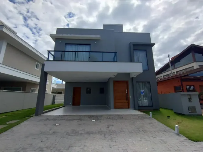 Casa em Condomínio Fechado com 3 Quartos, Suíte e Amplo Quintal