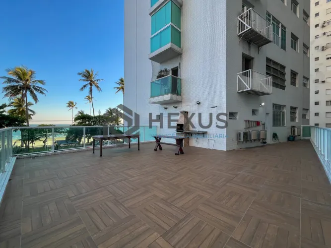 Apartamento garden frente mar com quintal e área gourmet na Praia das Pitangueiras, Guaruj