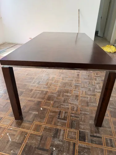Mesa de Madeira com borda de metal .